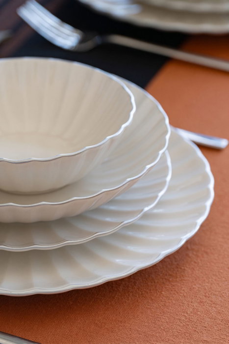 Hermia Derya 24 - Juego de cena de porcelana 24 piezas Blanco y Dorado